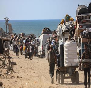 مواطنون ينزحون من مدينة غزة إلى جنوب القطاع (وفا)